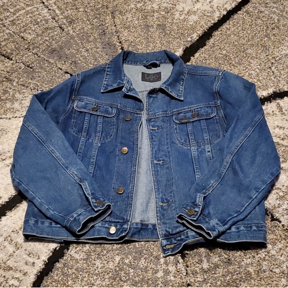 NWOT LEE LARGE BLUE JEAN JACKET 2 UPPER BUTTON POCKETS AND 2 SLANTED POC…